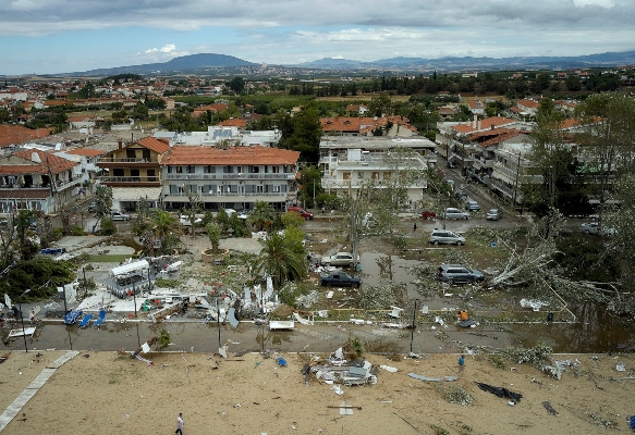 La gente busca y limpia una plaza dañada después de una tormenta en el pueblo de Sozopoli en la región de Halkidiki, norte de Grecia. FOTO/AP La gente busca y limpia una plaza dañada después de una tormenta en el pueblo de Sozopoli en la región de Halkidiki, norte de Grecia. FOTO/AP