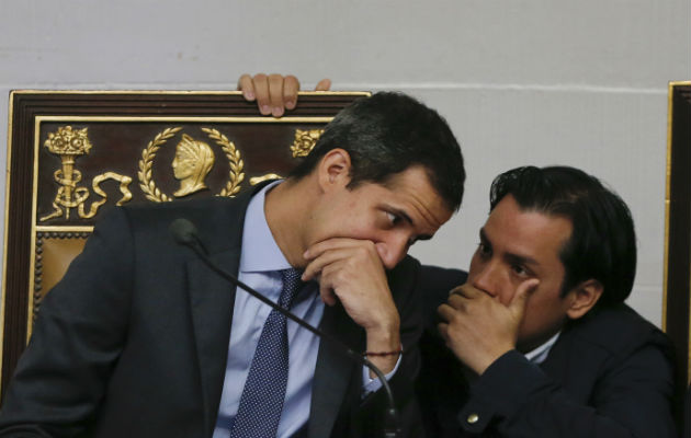 Asamblea Constituyente de Venezuela aprueba seguir enjuiciamiento a Guaidó El líder opositor Juan Guaidó (izq.) en la sesión de este martes de la Asamblea Nacional (Parlamento). Foto: AP.