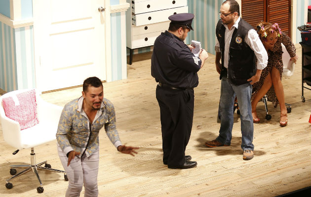 Cuando hace de policía... Foto: Josué Arosemena. Cuando hace de policía... Foto: Josué Arosemena.