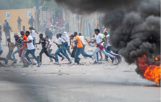 La oposición haitiana pide al mundo que le dé la espalda al presidente Moise Personas se manifiestan contra el presidente, Jovenel Moise. Foto:EFE.