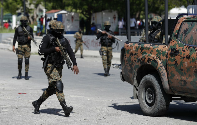 Recrudecen los choques con la policía en la protestas contra gobierno haitiano Guardias presidenciales custodian un convoy que transporta al presidente Jovenel Moise. Foto. AP.