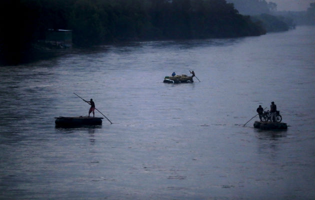 La Policía de Guatemala traslada a 62 migrantes hondureños de regreso a su país En horas de la mañana, la Policía indicó que habían arribado a Mazatenango, cabecera del departamento suroccidental de Suchitepéquez, donde las personas "tomaron un breve descanso en la Comisaría 33 e hicieron uso de los servicios sanitarios para posteriormente continuar con el retorno al país".