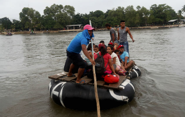 La Policía de Guatemala traslada a 62 migrantes hondureños de regreso a su país A la 1.22 hora local (07.22 GMT), las fuerzas de seguridad expusieron a los medios nacionales que los hondureños solicitaron retornar a su país.