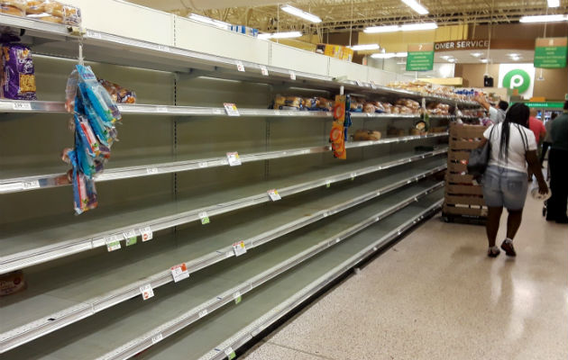 Huracán Dorian, creciente amenaza para los Cayos de Florida y el sur de Georgia Estantes de agua vacíos en un supermercado de Miami, Florida. Foto: EFE.