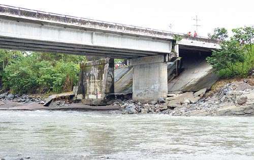 <p>Daños. Pérdidas considerables tras colapso de puentes.</p>