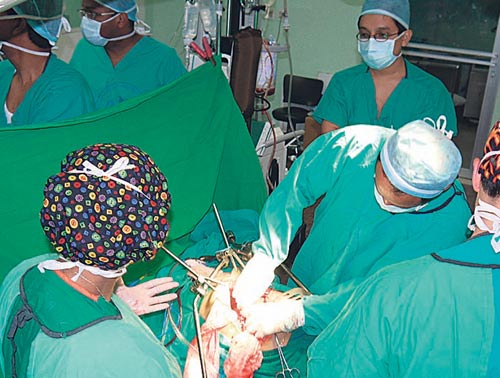 <p>Equipo. Cirujanos y cardiólogos formaron parte del grupo. </p>