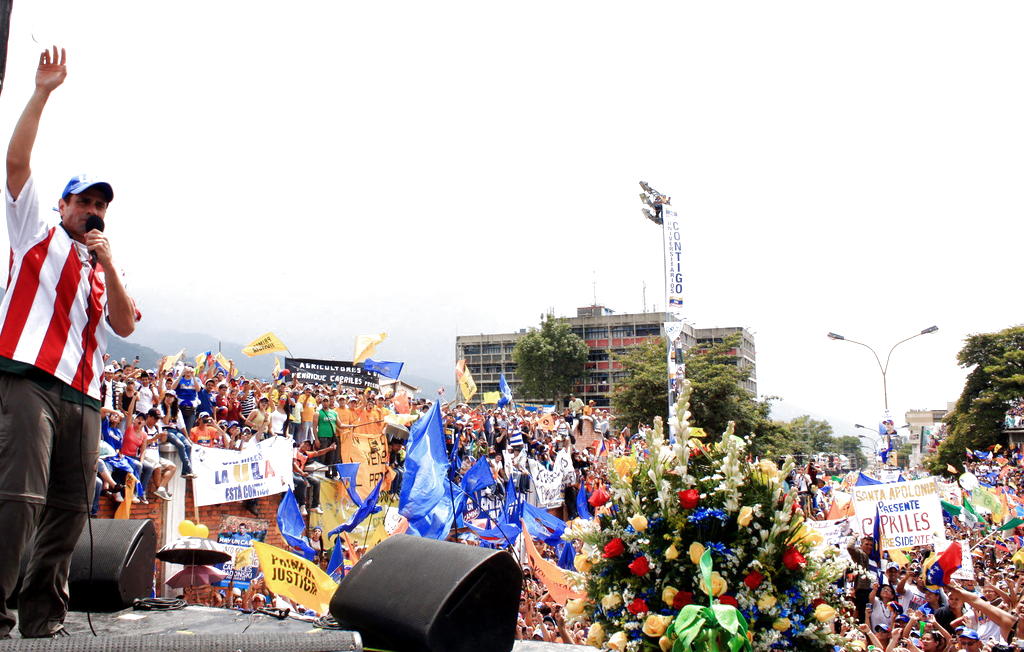 El líder opositor Henrique Capriles, reitero hoy denuncias de corrupción e insistio en críticas que van y vienen a dos días de que concluya la campaña en Venezuela. Foto/EFE.<br>