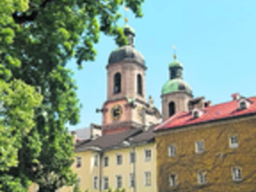 La calle Maria-Theresia es la vía central para el shopping en Innsbruck. Aquí se encuentran los dos centros comerciales de la ciudad. Uno es el Kufthaus Tyrol, diseñado por el famoso arquitecto británico Chipperfield.