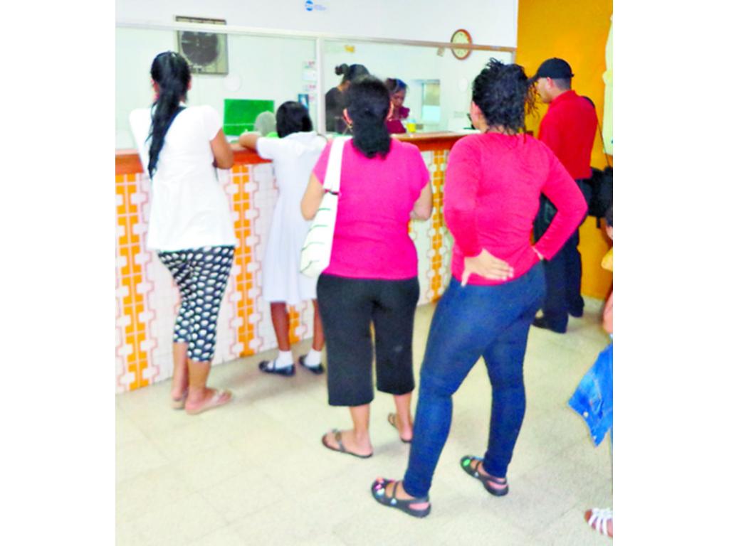 Filas de usuarios se observan en el Cotel de Santiago.(Melquiades Vásquez)