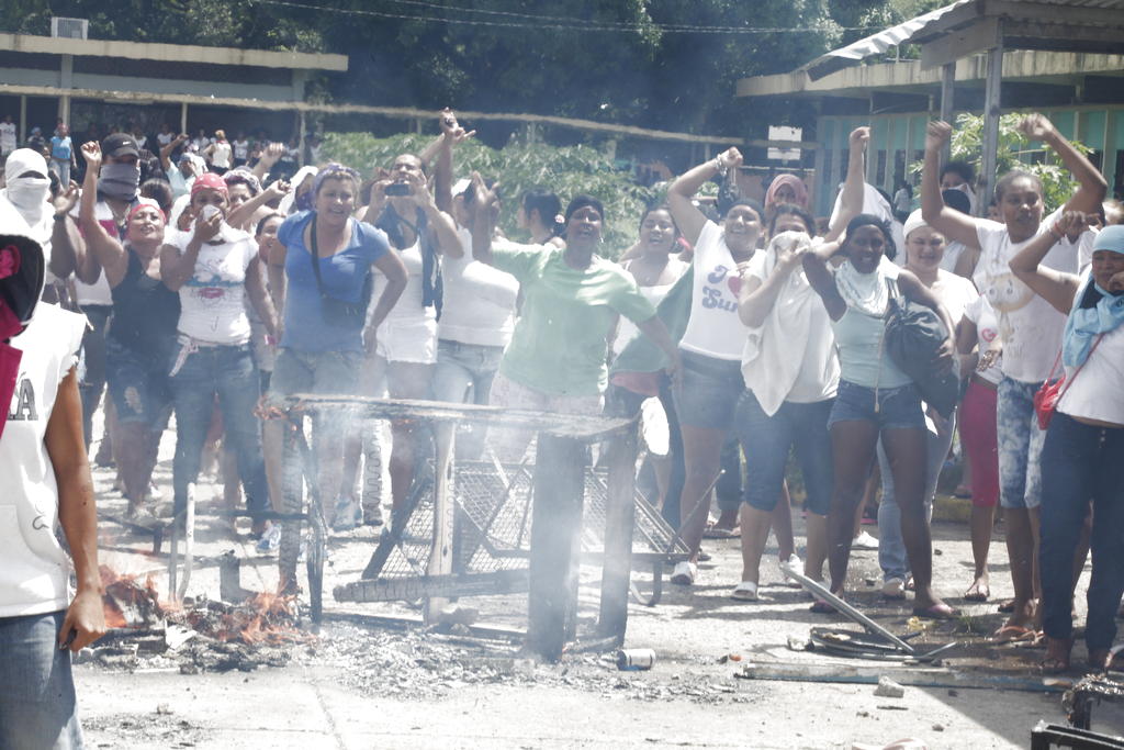 Reclusas amotinadas. Foto/Alcides Rodríguez.<br>
