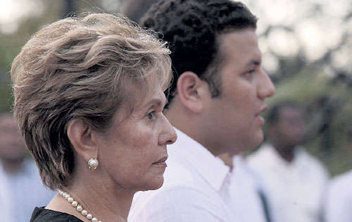 <p>Acompañamiento. Ricardo Moscoso acompañó a su mamá.</p>