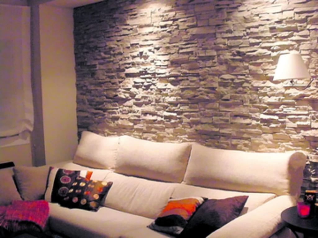 Para dar un toque rústico o natural en una habitación, se pueden revestir una o más paredes con piedras artificiales o naturales. ()