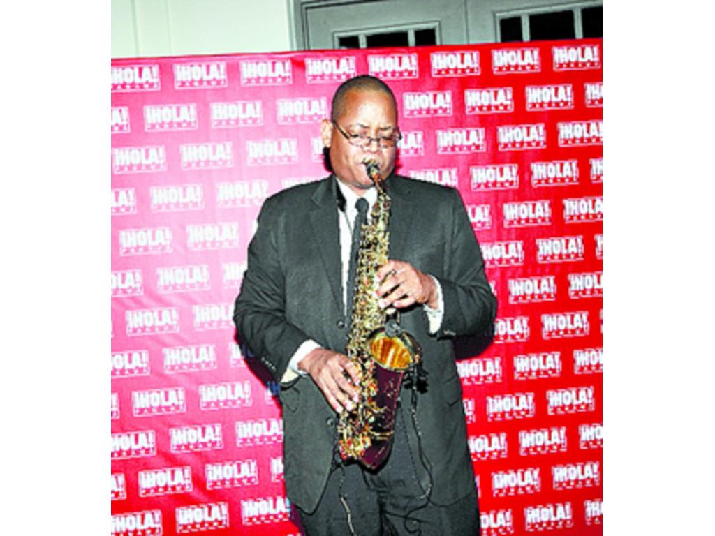 El saxofonista Alfonso Lewis amenizó la llegada.