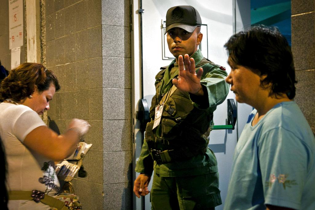 Un efectivo del denominado Plan República custodia un centro electoral. Foto: EFE<br>
