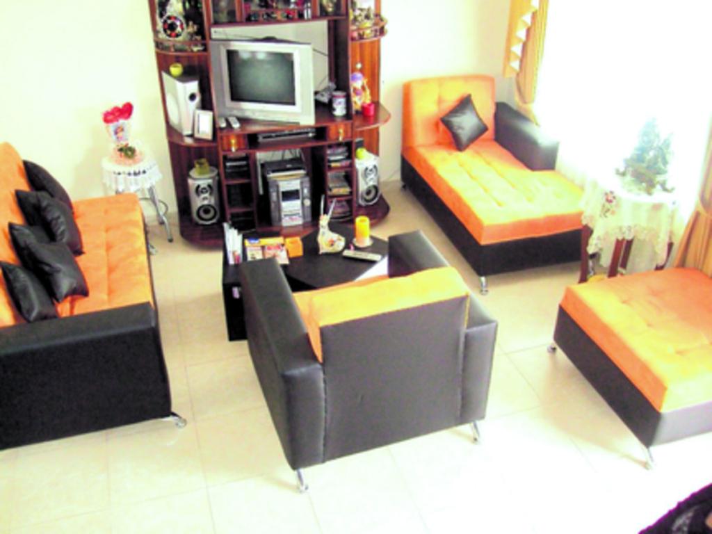 Existen muebles de salón que son usados como unidades de almacenamiento. Esto puede ser útil cuando se necesita para ocultar o almacenar artículos, como mantas o juegos de mesa. Es una solución rápida y su casa toma un aspecto más presentable, con orden