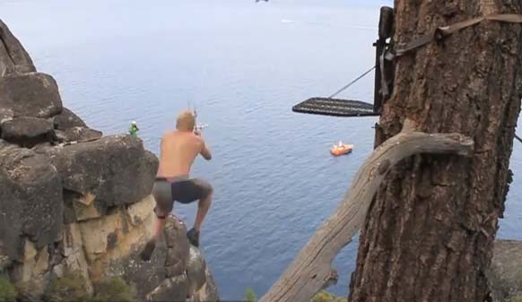 Acrobacias extremas. Foto: captura de pantalla de YouTube.<br>