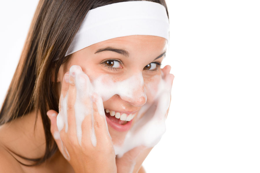 Lave el rostro con un jabón especial para combatir el acné<br>
