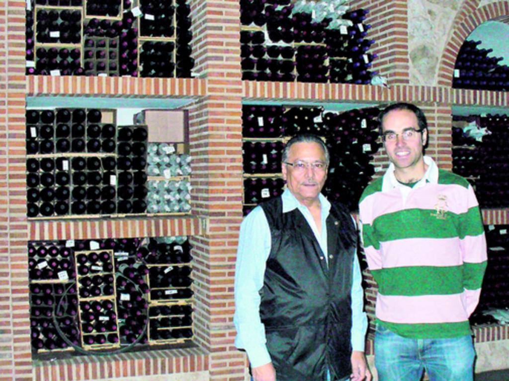 El columnista visitó la bodega donde fue recibido por el ejecutivo Sergio Sergio Gil.(Aníbal Villa-Real)