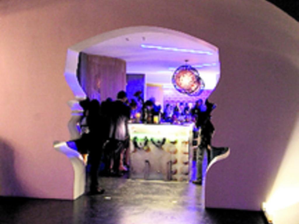 Granada Café, con especialidades en mariscos y un bar dinámico con buena música toda la noche.