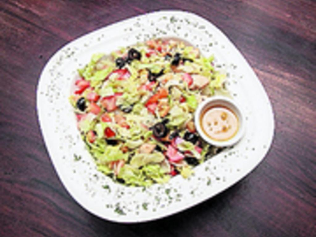 Te recomendamos comer en el pueblo. Allí se encuentra una gran variedad de restaurantes para todos los gustos. Desde comida panameña hasta israelí y otras delicias internacionales.