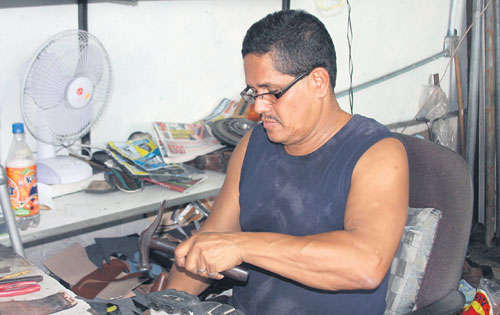 <p>Se considera un zapatero afortunado.</p>