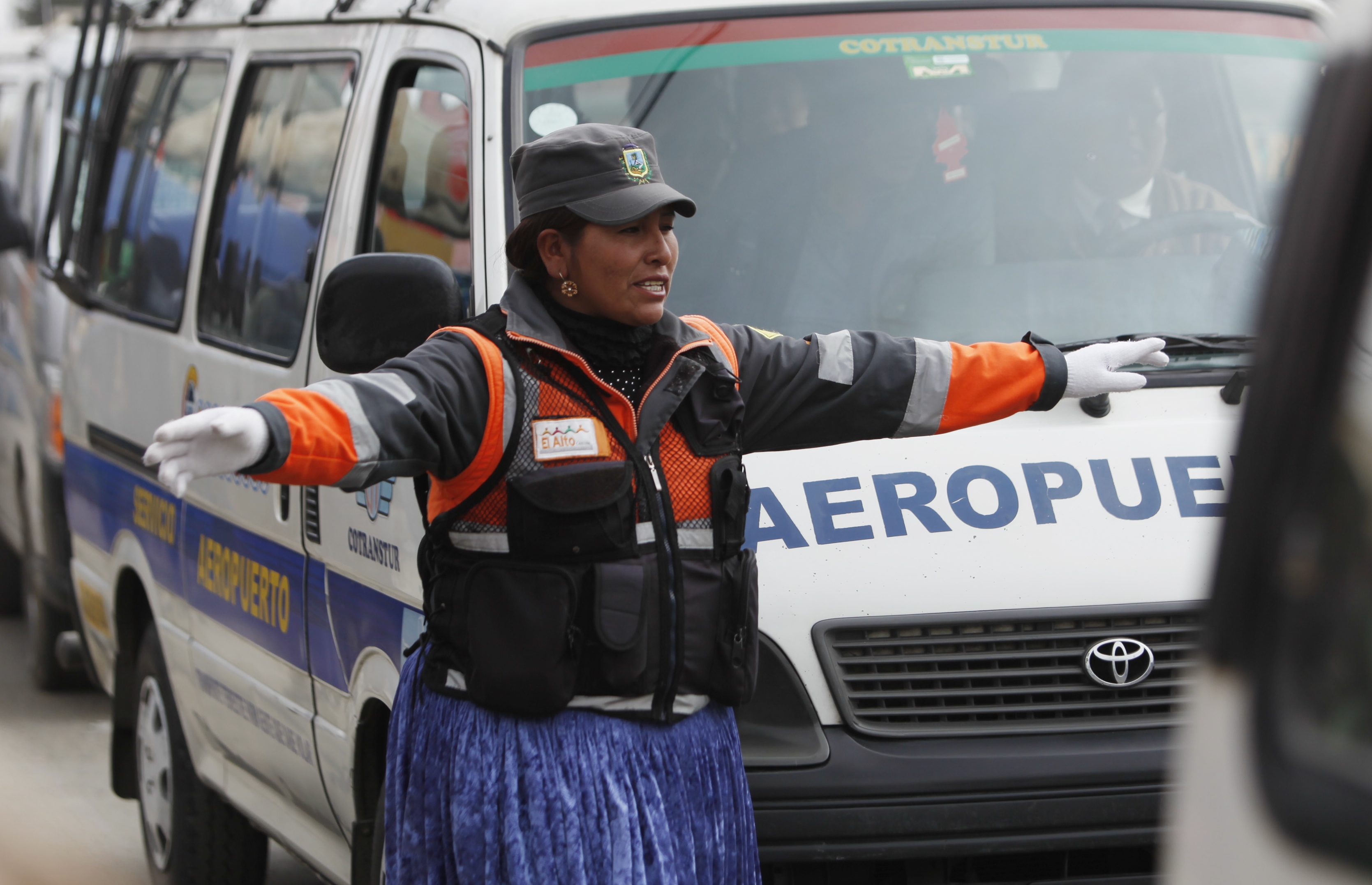 Cholitas del Tránsito, aymara señala para dirigir los conductores en El Alto, Bolivia. Foto/AP