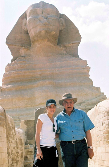 <div class="progressinfo" id="uploadFile_progressinfo">Shakira en el esfinge de 5.000 años de antigüedad con director general del Consejo
Superior de Antigüedades de Egipto, Zahi Hawass, en El Cairo. Foto/EFE</div>