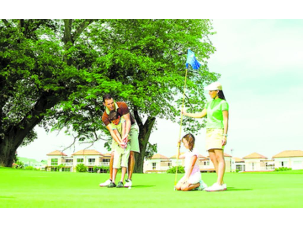 Jugar golf es una actividad entretenida no solo para adultos. Los niños lo disfrutan aún más.