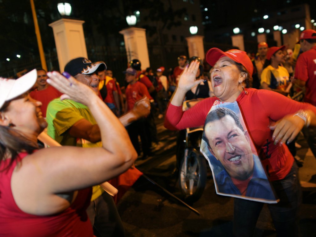 Los chavistas se tomaron las calles para celebrar del presidente venezolano que logra la reelección por tercera vez.