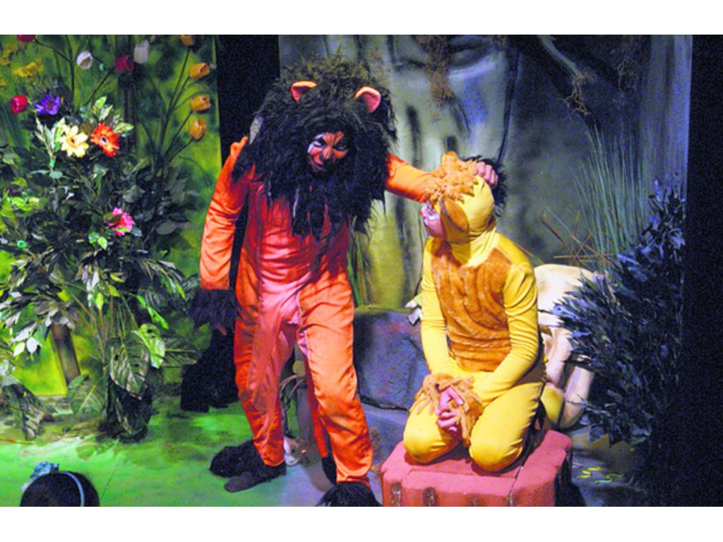 Renán Fernández (a la derecha) en la obra infantil El Gran León.