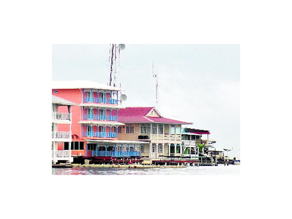 En este lugar se celebran también los Carnavales. Si no deseas formar parte de los llamados culecos en el día, te recomendamos visites los bares Barco Hundido y Aqua Lounge en la noche.()
