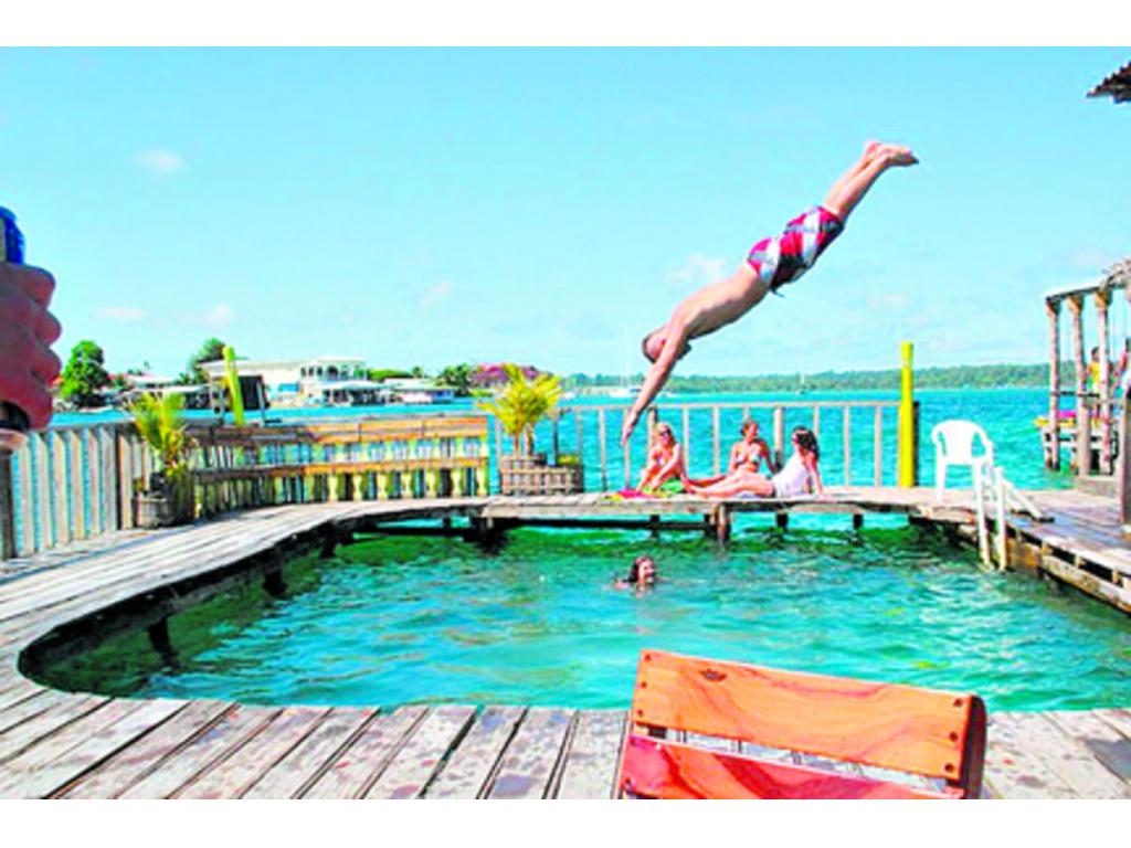 Aqua Lounge en Bocas del Toro ofrece un espacio con forma de piscina, pero con agua de mar.