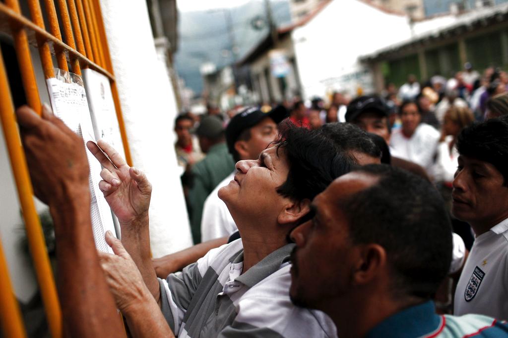 Varias personas consultan el censo electoral: Foto: EFE<br>