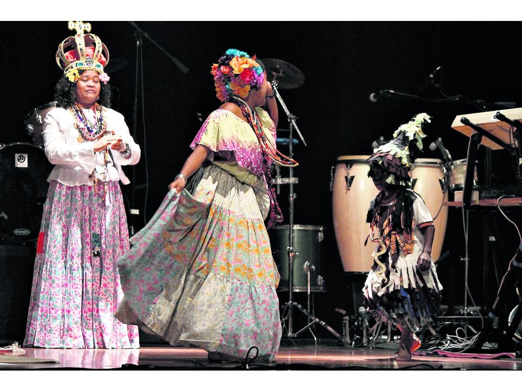 Conjunto. Compañía de danza y bailes folclóricos Alegría de mi Pueblo, Colón.()
