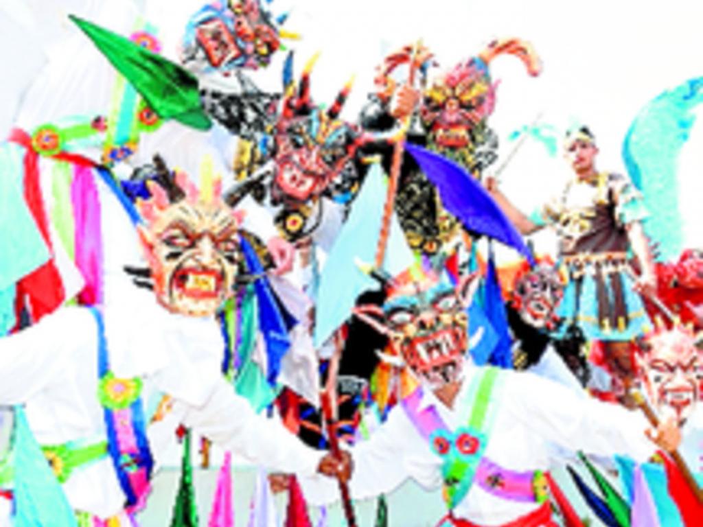 Denominada también como la danza de los diablitos limpios, es la principal de la fiesta. Está conformada por 16 miembros, entre ellos el arcángel San Miguel, el diablo capitán, el diablo mayor, la diabla y otros más.