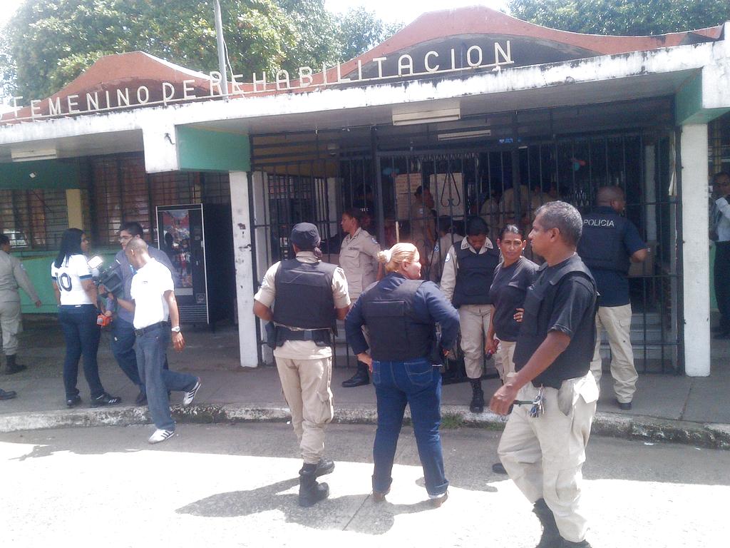 Unidades policiales apostadas en la entrada de la cárcel de mujeres. Foto/Jesús Simmons<br>