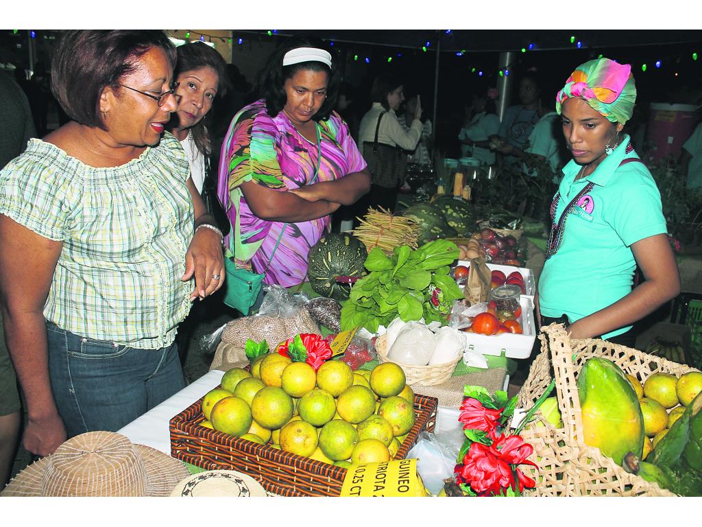 Ventas. Asistentes quedaron satisfechos con la comida.()