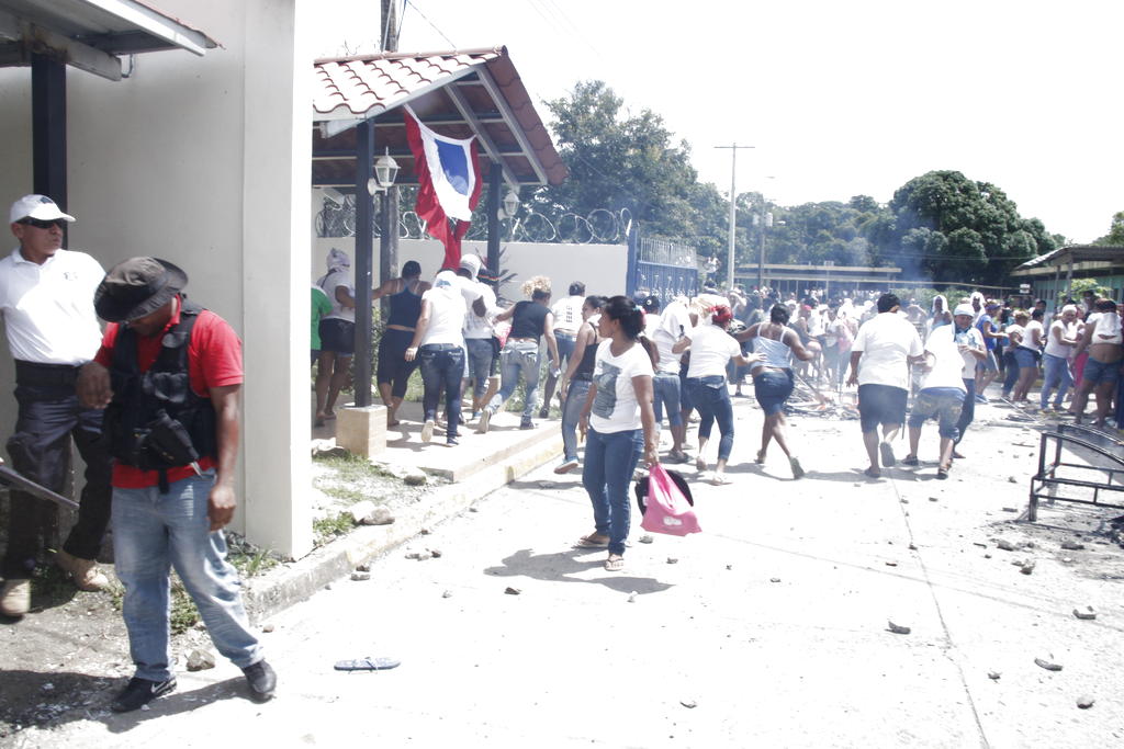 Custodios dispersan a las reclusas. Foto/Alcides Rodríguez<br>