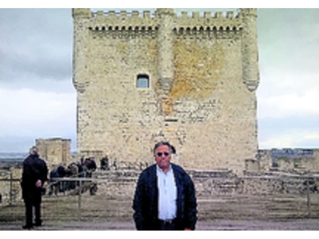 Es una villa y municipio español de la provincia de Valladolid, que posee un castillo declarado Monumento Nacional en 1917.