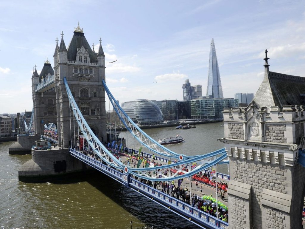 Los corredores pasan el puente de la torre en el maratón de Londres en Londres. El mayor evento de ejecución de carreteras de Reino Unido considera que 37.500 personas participan. Foto/AP