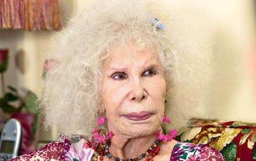 <p>Con la mirada. La duquesa ha coqueteado con la mirada estando casada. </p>