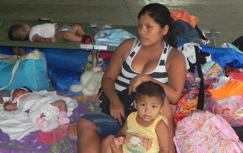 Madre tuvo que salir junto a sus cuatro hijos/Foto de Mayra Madrid
