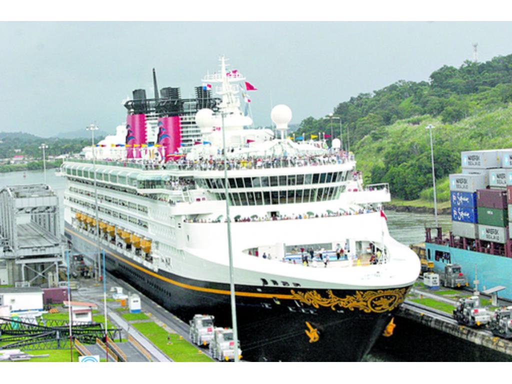 Unos 2,000 pasajeros llegaban a Panamá en cada crucero.(Archivo)