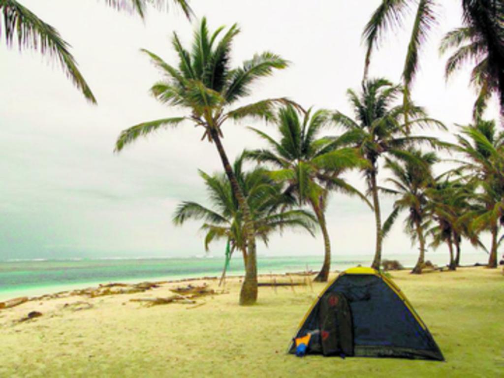 Acampando frente a las cristalinas aguas de Guna Yala.()