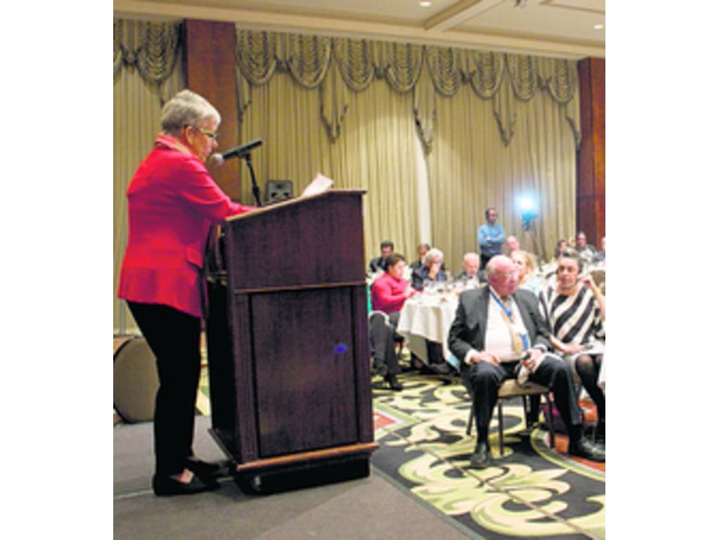 La nueva presidenta de la Junta de Directores de la Sociedad Interamericana de Prensa (SIP), la estadounidense Elizabeth Ballantine, pronuncia un discurso durante la sesión de clausura de la Asamblea General de la SIP, celebrada en Denver, Estados Unidos.