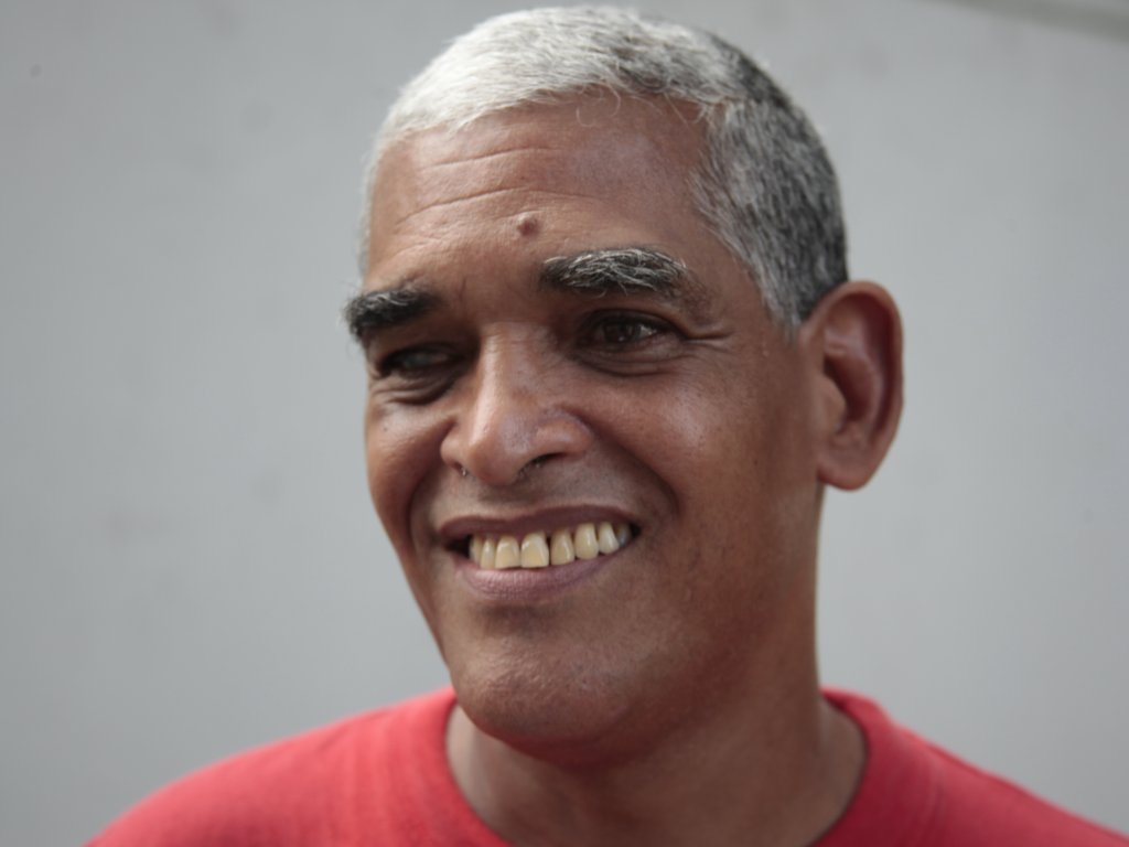 Ulises Cornejo, después de 13 años, relata cómo la fuerza de voluntad,
la fe y el deseo de superación lograron sacarlo de las calles. Foto/Víctor Arosemena<br>