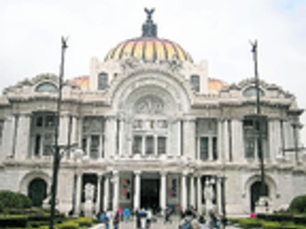 El más conocido y bello de la ciudad de México, que hace las funciones de un auténtico museo al estar recubiertas sus paredes de las obras de los mejores muralistas mexicanos. Orozco, Siqueiros, Rufino Tamayo pintaron aquí. También se encuentra una répli