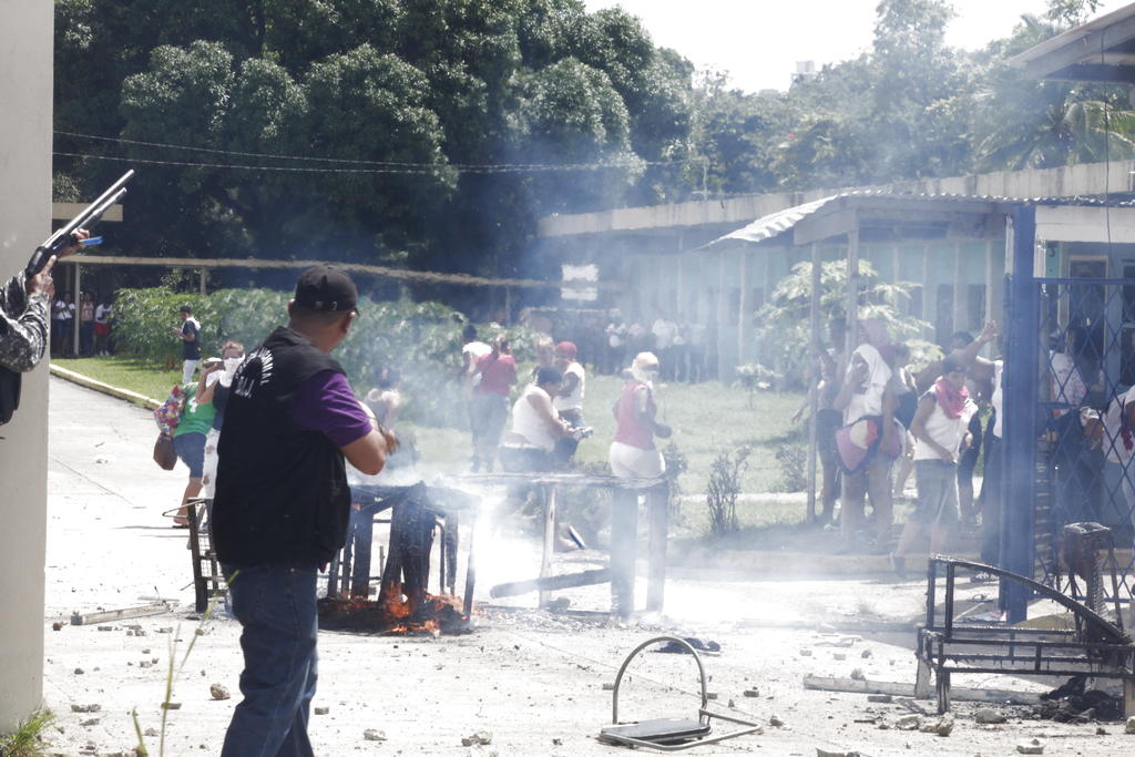 Policias trataron de controlar la situación. Foto/Alcides Rodríguez<br>
