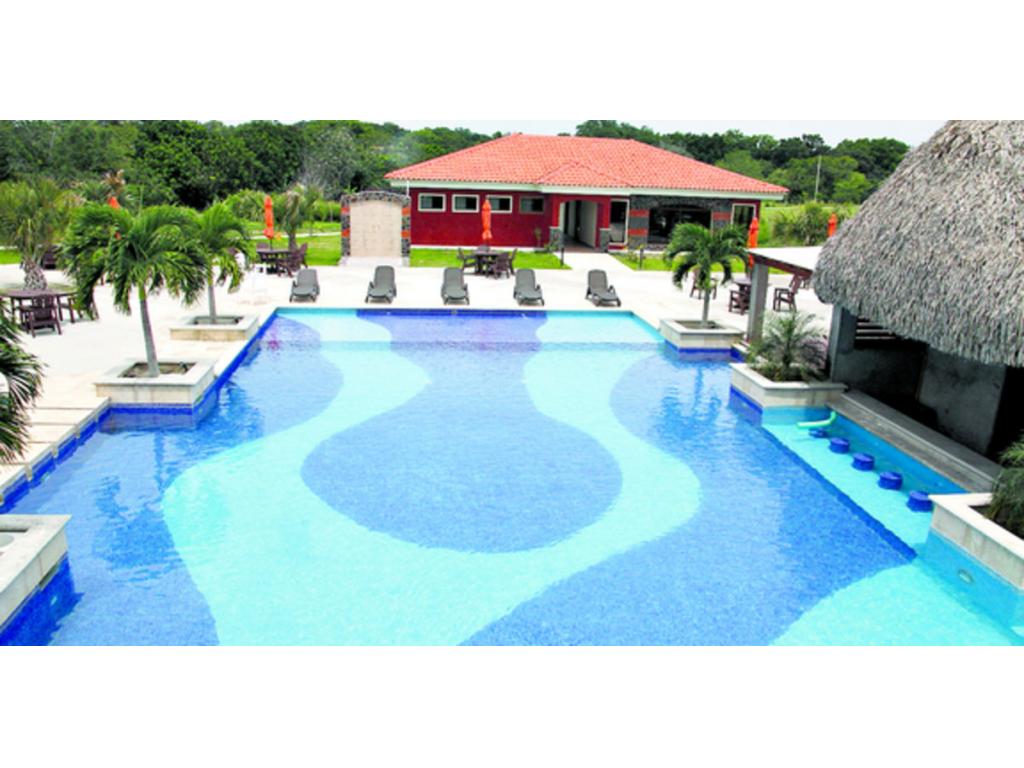 La piscina cuenta con un bar donde se disfruta de cocteles sin tener que salir.(Alcides Rodríguez)