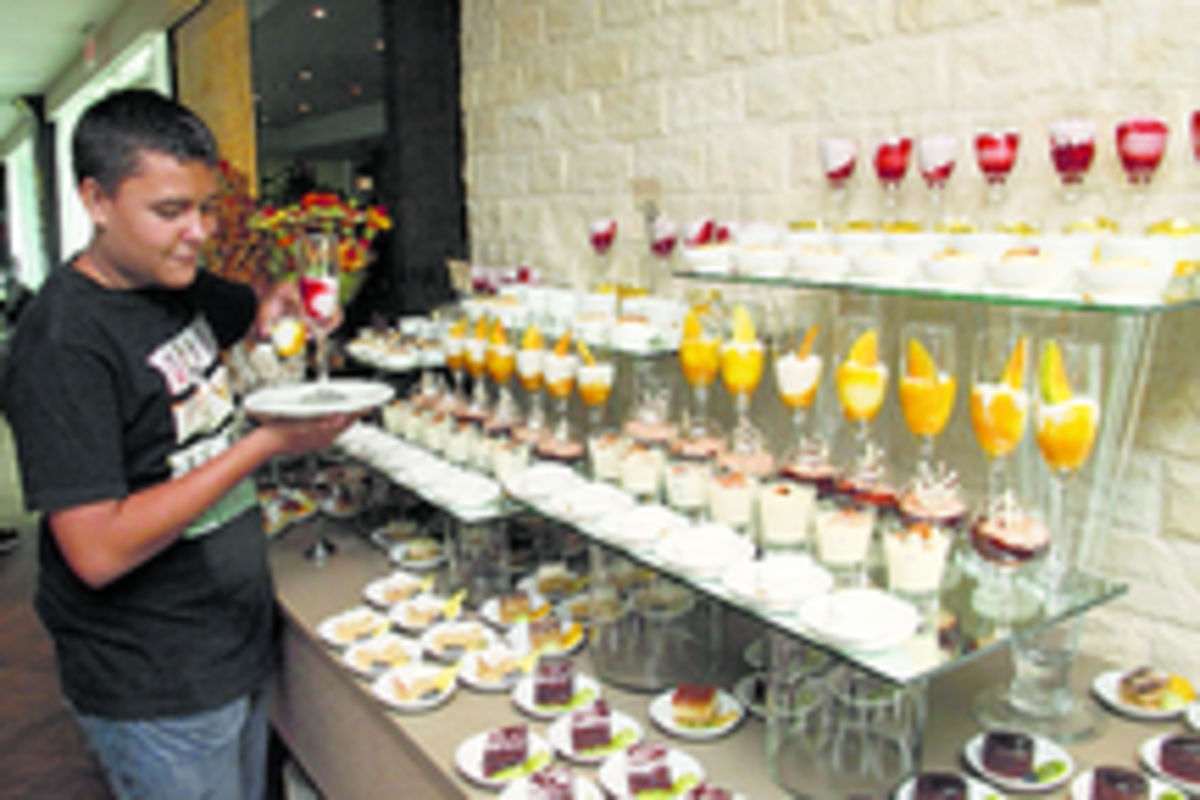 La mesa de postres lista para endulzar la aventura.(Alcides Rodríguez)